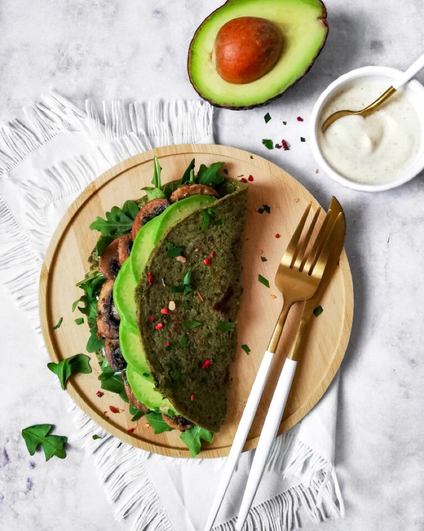 Crepes salados de espinacas con salsa de tahini 