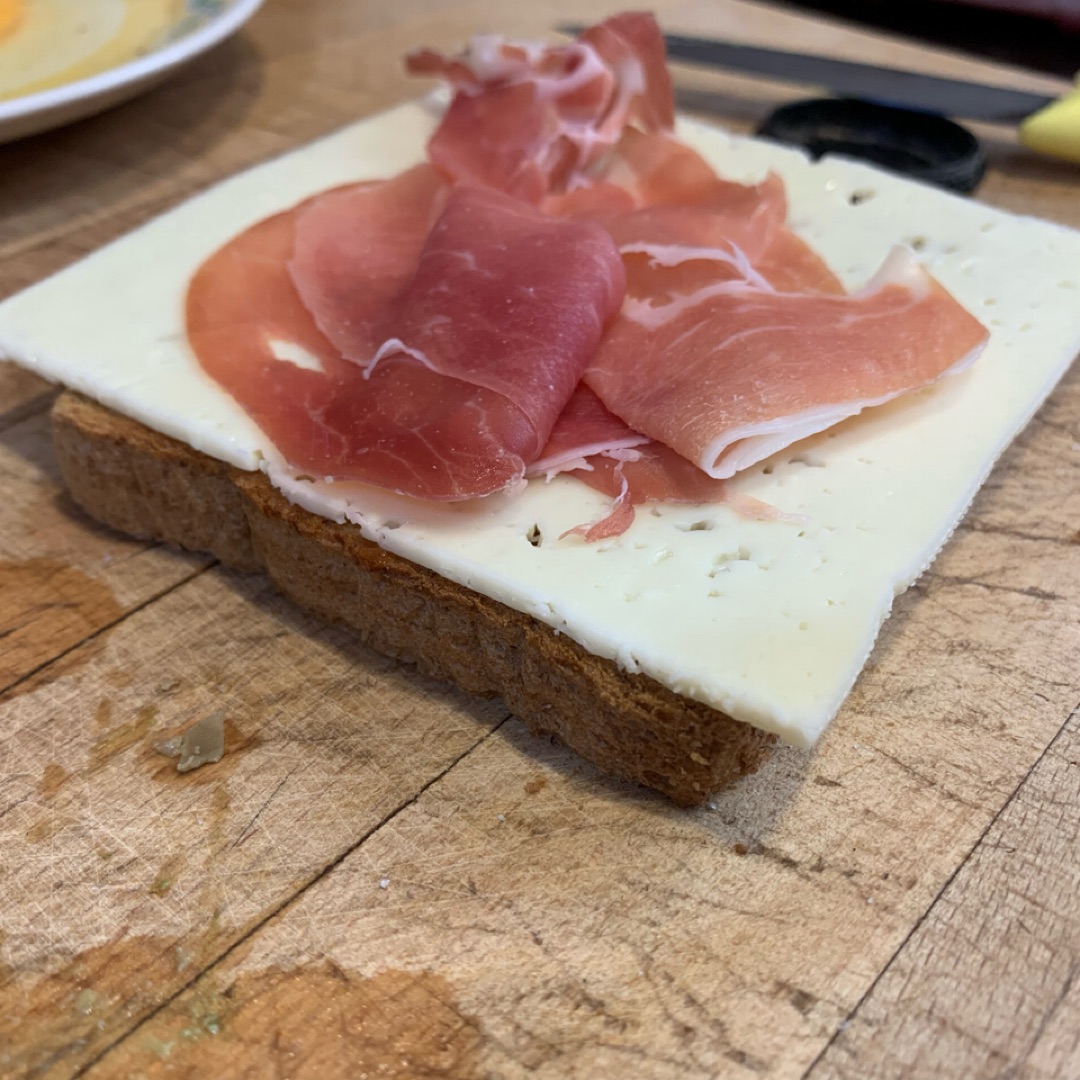 Tostada con queso y jamón.