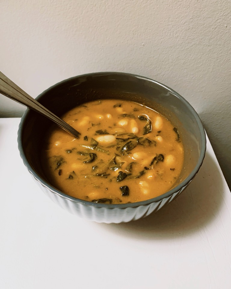 judías blancas con chorizo y espinacas