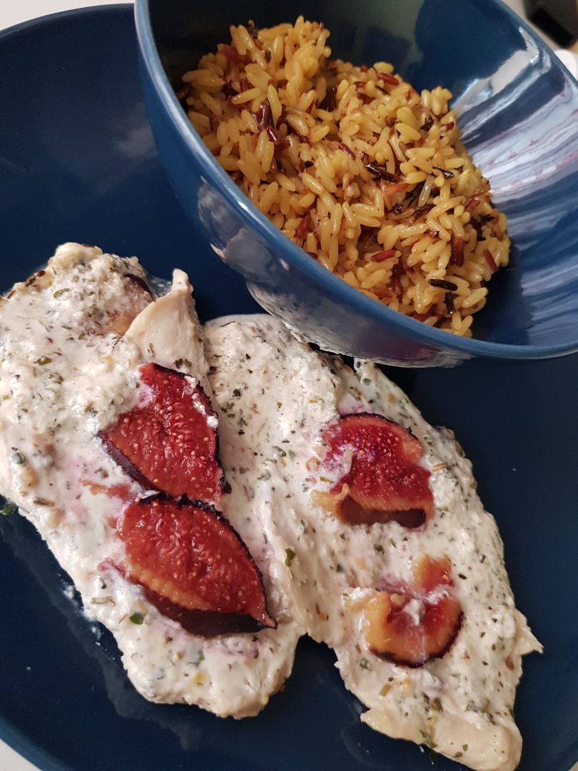 Pechugas de pollo con salsa de yogur e higos acompañado de 3 arroces al ajillo. Pechugas de pollo con salsa de yogur e higos acompañado de 3 arroces al ajillo.