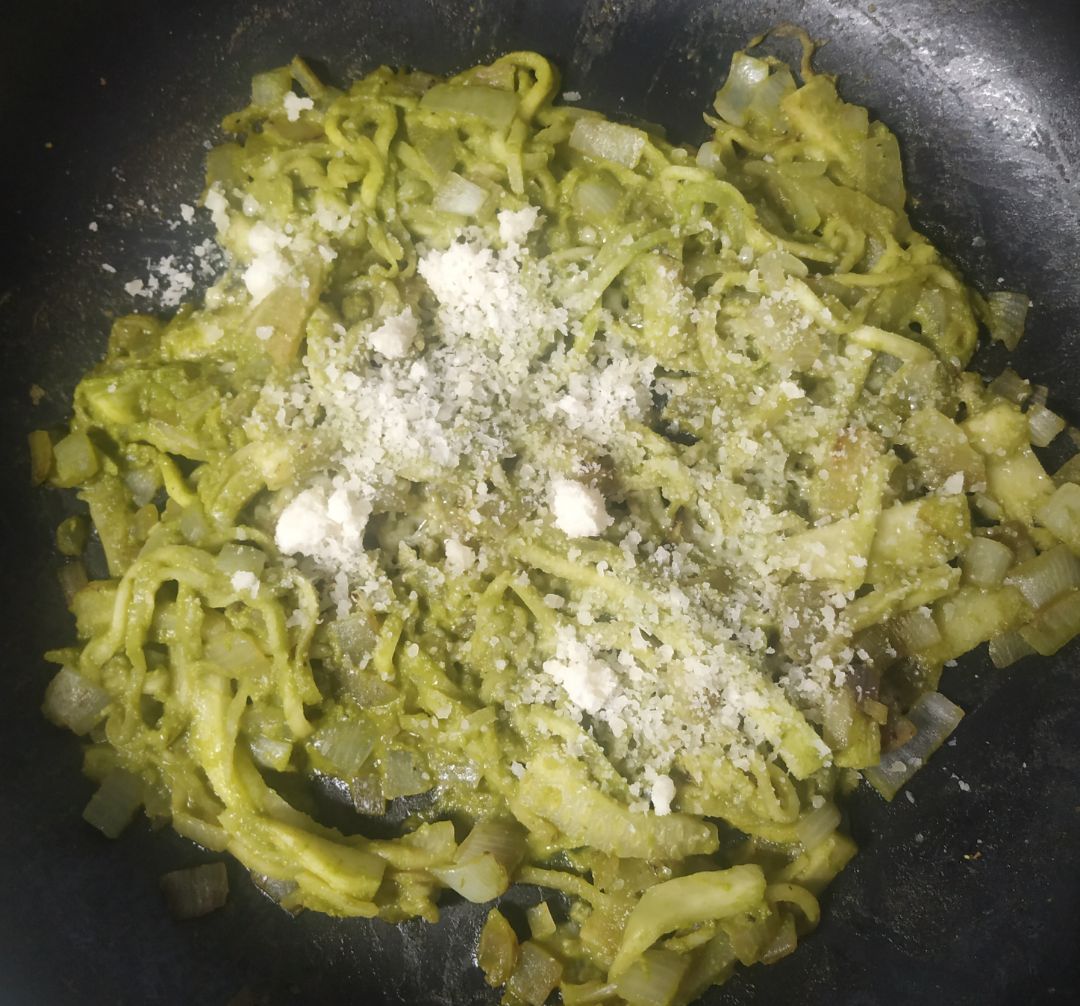 Espaguetis de calabacín con salsa de espinacas