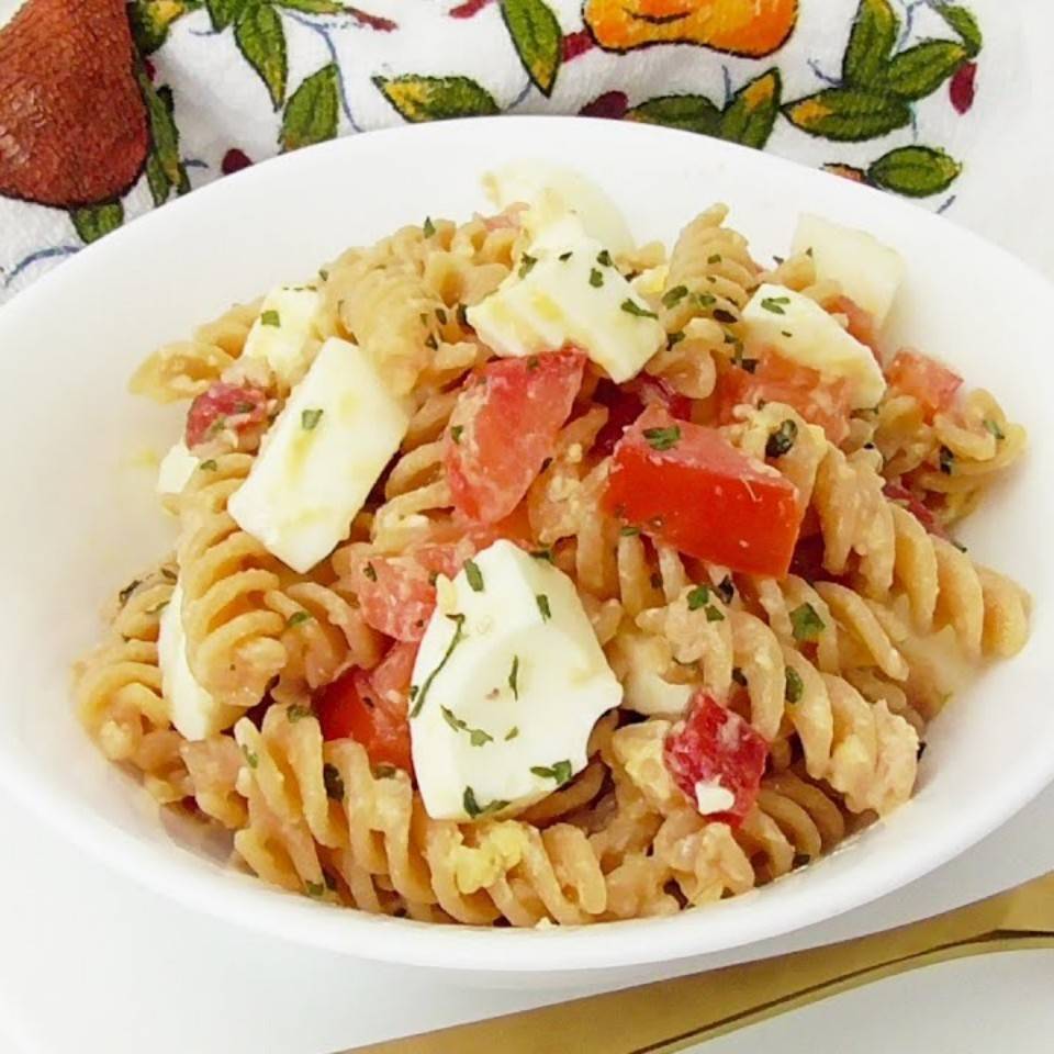 Ensalada de lentejas con feta, atún, huevo duro, cebolla picada Ensalada de lentejas con feta, atún, huevo duro, cebolla picada