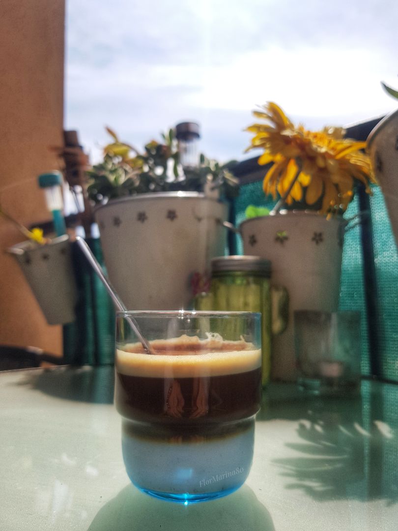 Café helado con canela y cacao.