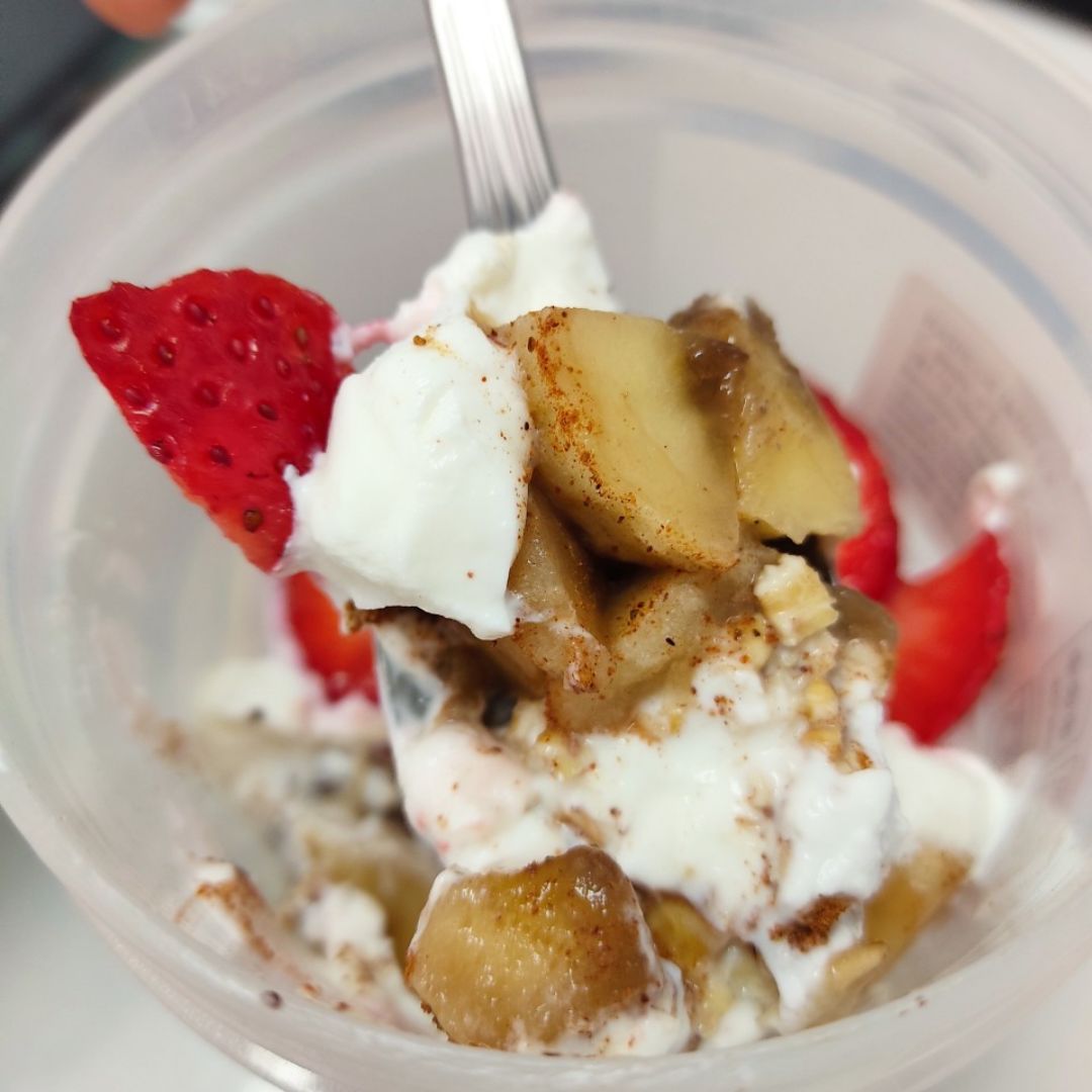 Avena rápida con plátano, fresas y yogur 