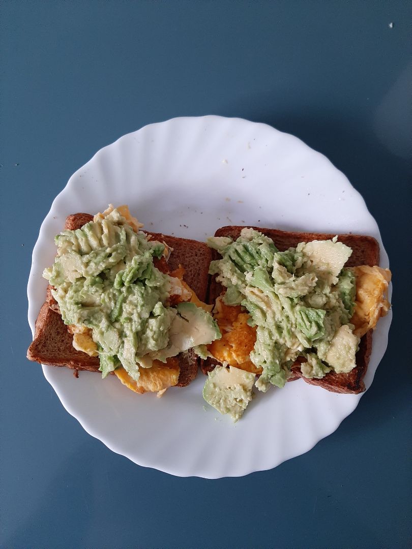 Tostada de aguacate y huevo