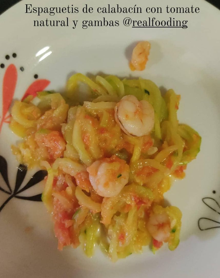 Espaguetis de calabacín con tomate natural y gambas Espaguetis de calabacín con tomate natural y gambas