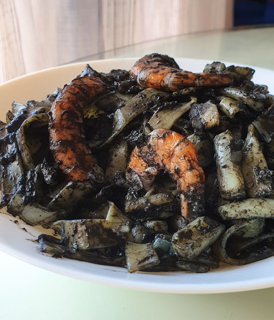 Tagliatelle con tinta de calamar y langostinos Tagliatelle con tinta de calamar y langostinos
