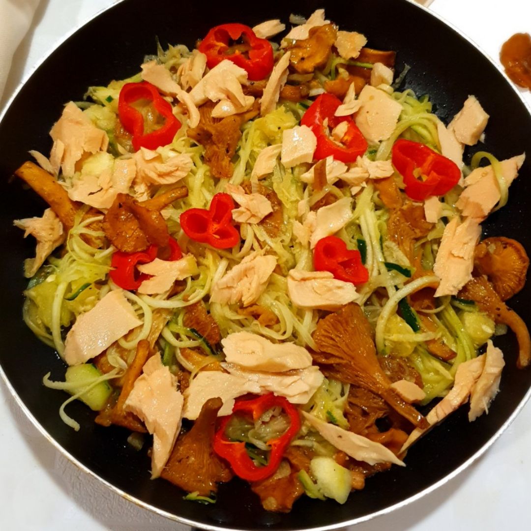 Zoodles con salmón y rebozuelos Zoodles con salmón y rebozuelos