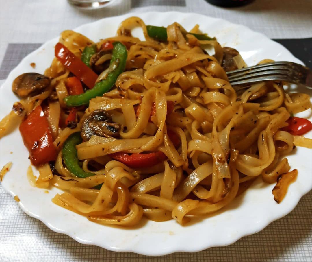 Noodles con verduritas al estilo wok Noodles con verduritas al estilo wok