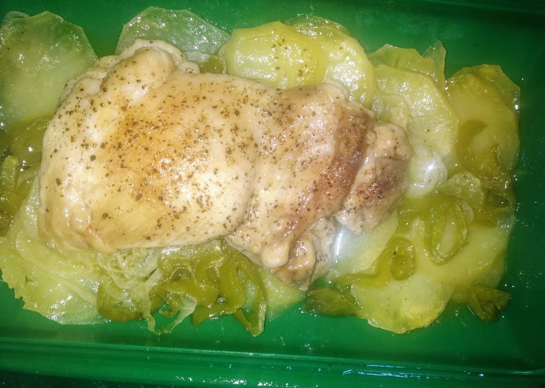 Pollo con patatas panaderas en 15min lekue Paso 1 Pollo con patatas panaderas en 15min lekue Paso 1