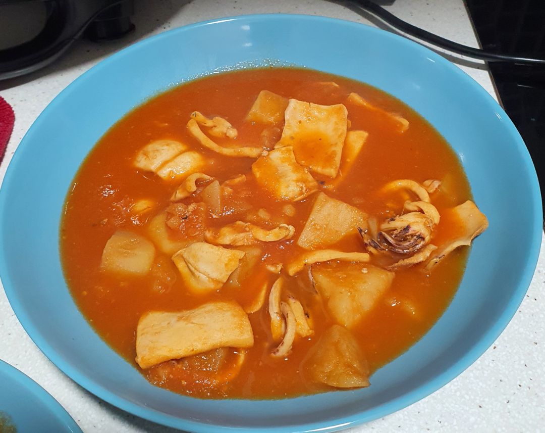 Calamares en salsa con patatas Calamares en salsa con patatas