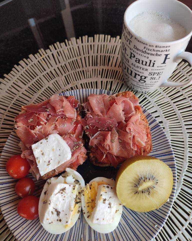 Tostadas de pan integral con: tomate rallado, jamón serrano, huevo duro, queso fresco de cabra, algunos tomates cherry y una pieza de fruta, en mi caso kiwi amarillo. Está riquísimo y lleno de proteínas para empezar la mañana con energía. 🏋🏻♀️💪🏼 Tostadas de pan integral con: tomate rallado, jamón serrano, huevo duro, queso fresco de cabra, algunos tomates cherry y una pieza de fruta, en mi caso kiwi amarillo. Está riquísimo y lleno de proteínas para empezar la mañana con energía. 🏋🏻♀️💪🏼