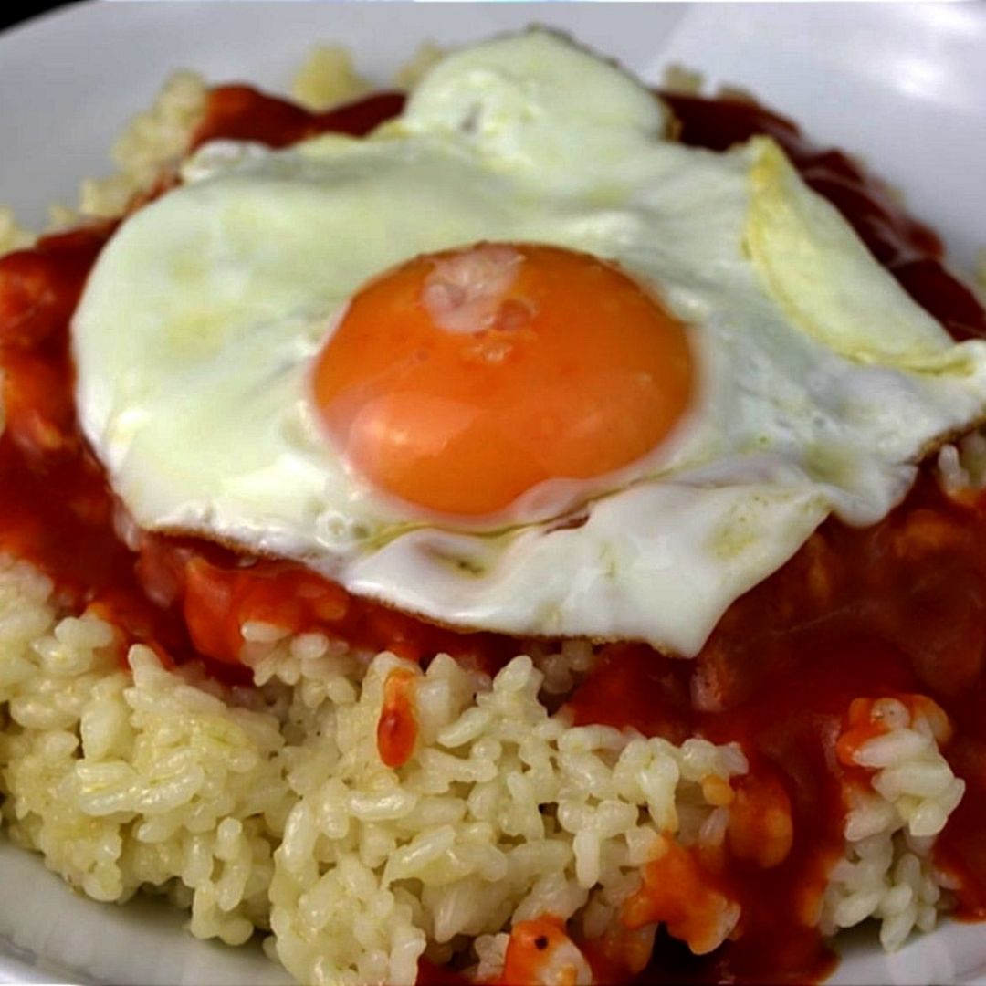 Arroz blanco con huevo y tomate Arroz blanco con huevo y tomate
