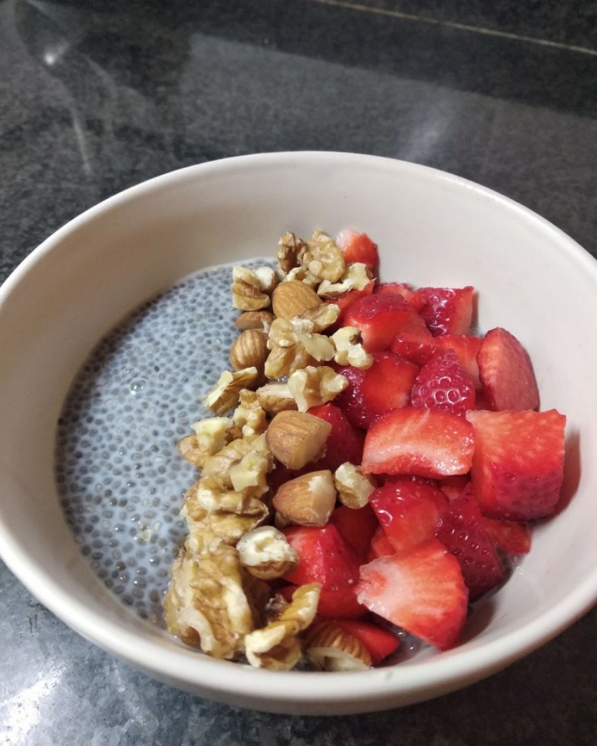 Pudin de chía con fresas y frutos secos Pudin de chía con fresas y frutos secos