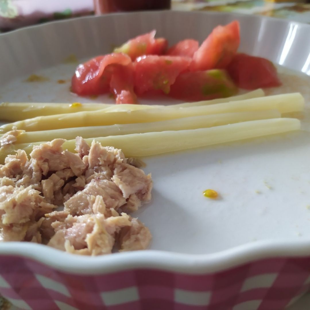 Atún, espárragos y tomate Atún, espárragos y tomate