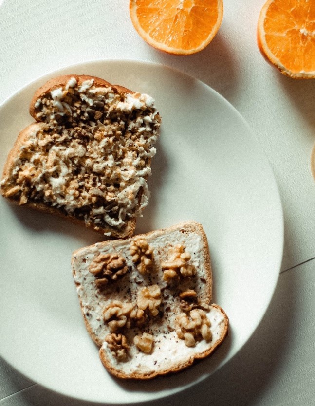 Tostadas con queso y nueces