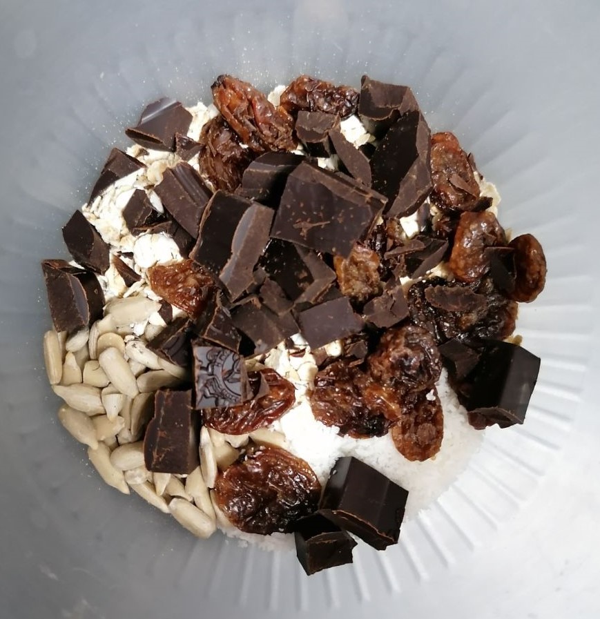 Yogur con chocolate, pasas y pipas Yogur con chocolate, pasas y pipas