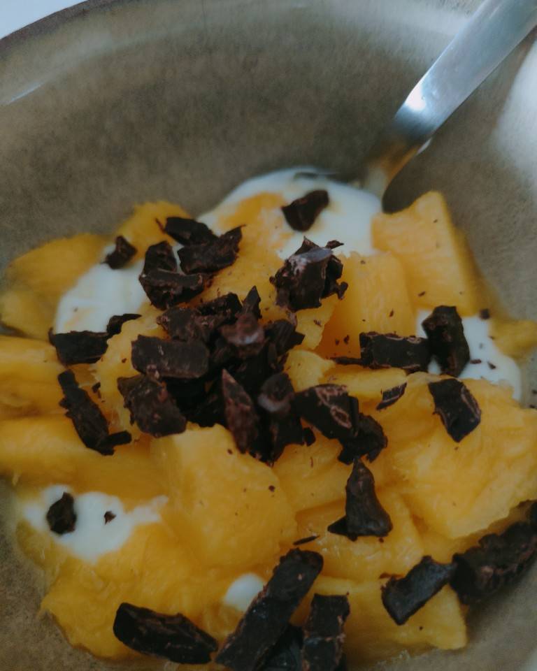 Yogur natural con mango y chocolate Yogur natural con mango y chocolate