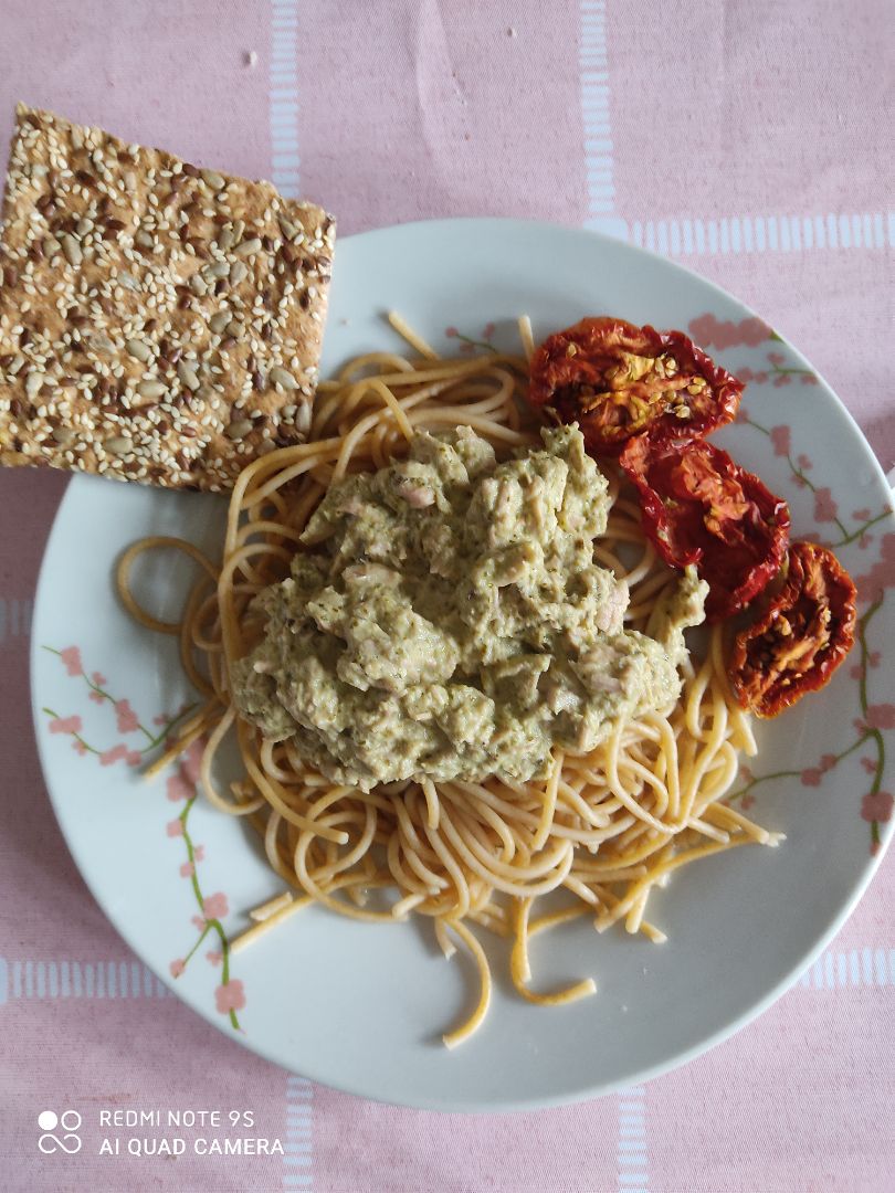 Espaguetis integrales con pesto y tomate seco. 
