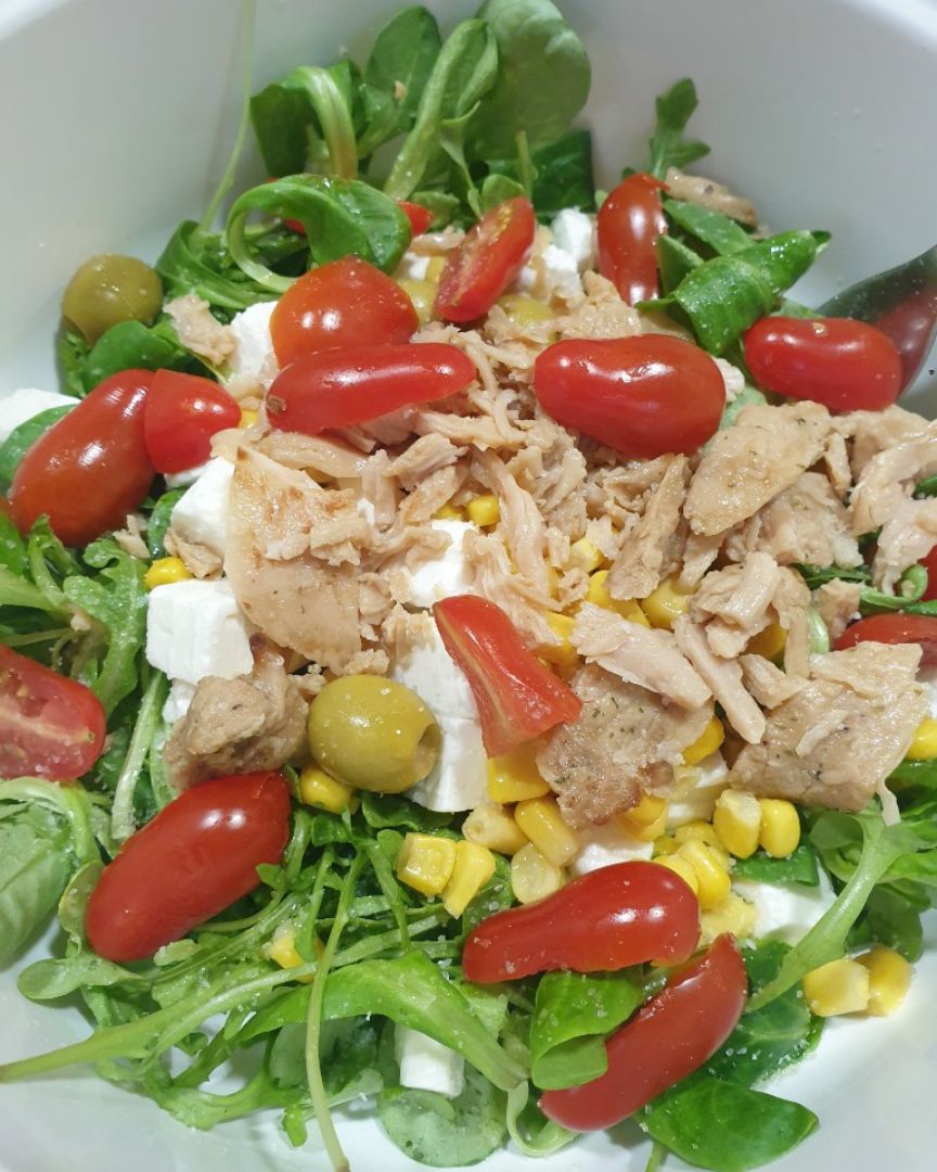 Ensalada con queso feta y tiras de pollo Ensalada con queso feta y tiras de pollo