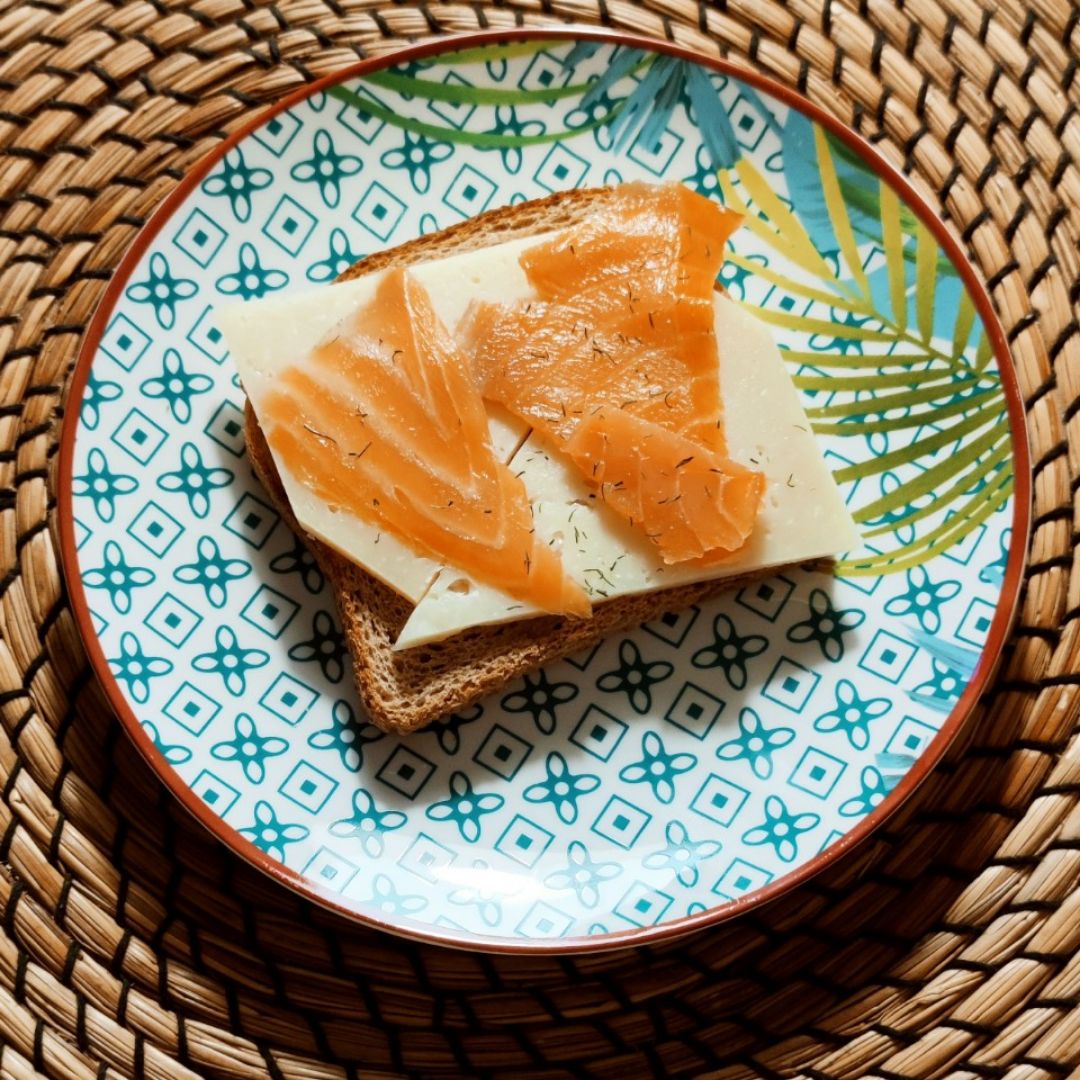 Tostadita de queso viejo tostado y salmón ahumado Tostadita de queso viejo tostado y salmón ahumado