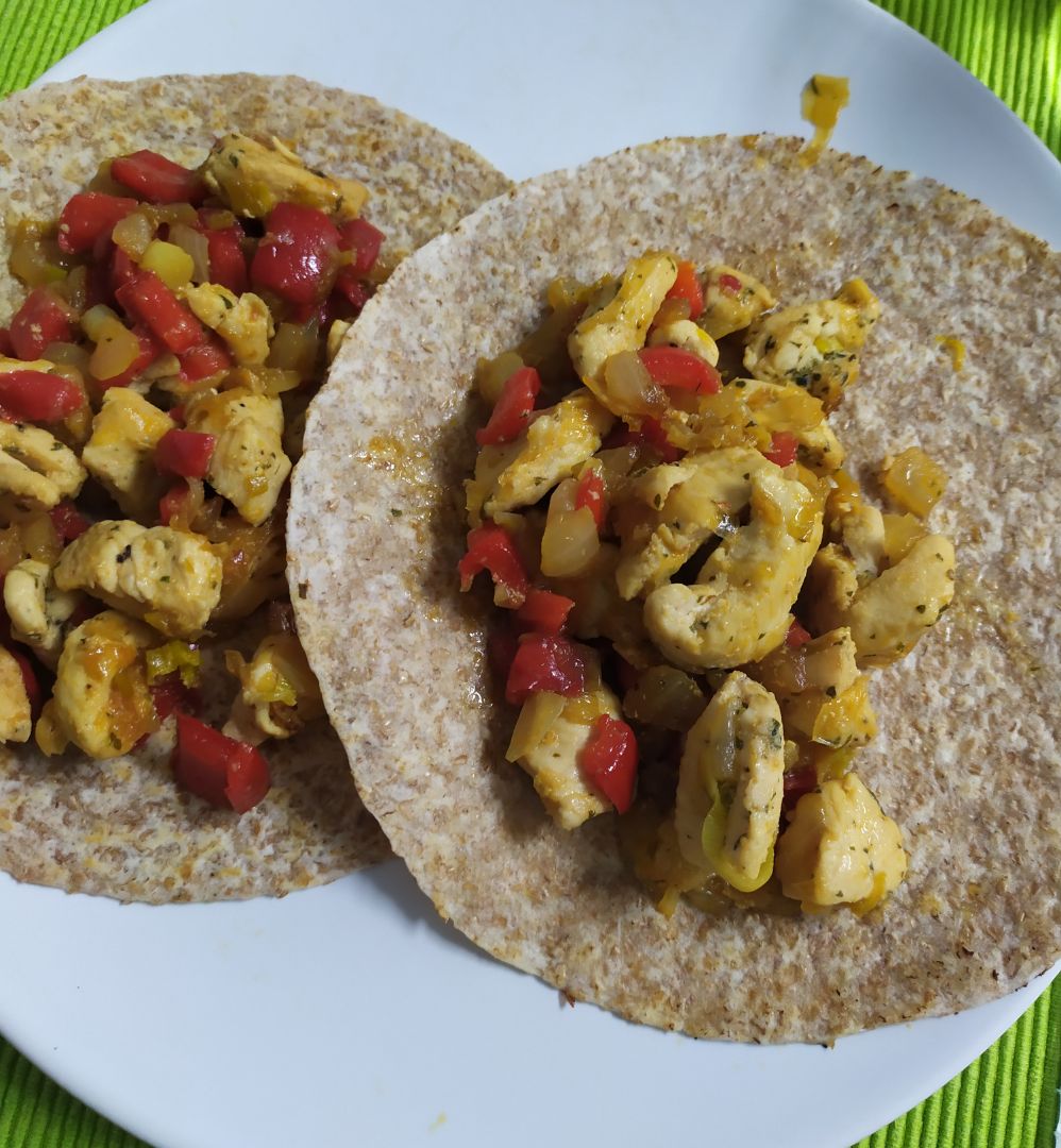 Fajitas de pollo con verduras. Fajitas de pollo con verduras.