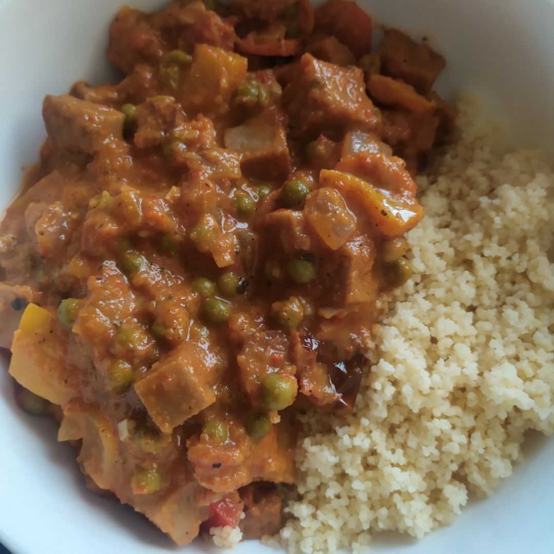 Seitán en salsa de verduras con cuscús Seitán en salsa de verduras con cuscús