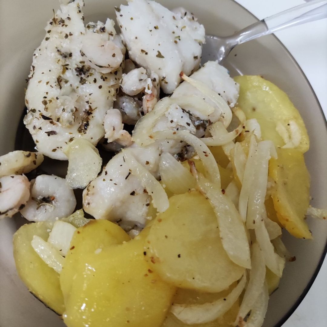 Merluza con gambas y patatas Merluza con gambas y patatas