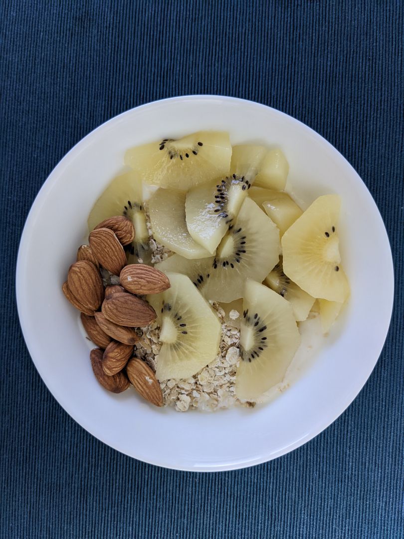 Bowl de yogur, avena y fruta