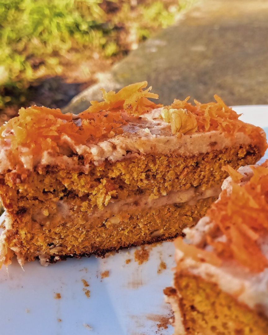 Tarta de zanahoria y calabaza 🎃 🥕 con frosting de dátiles, leche de coco y aceite de coco 🥥.