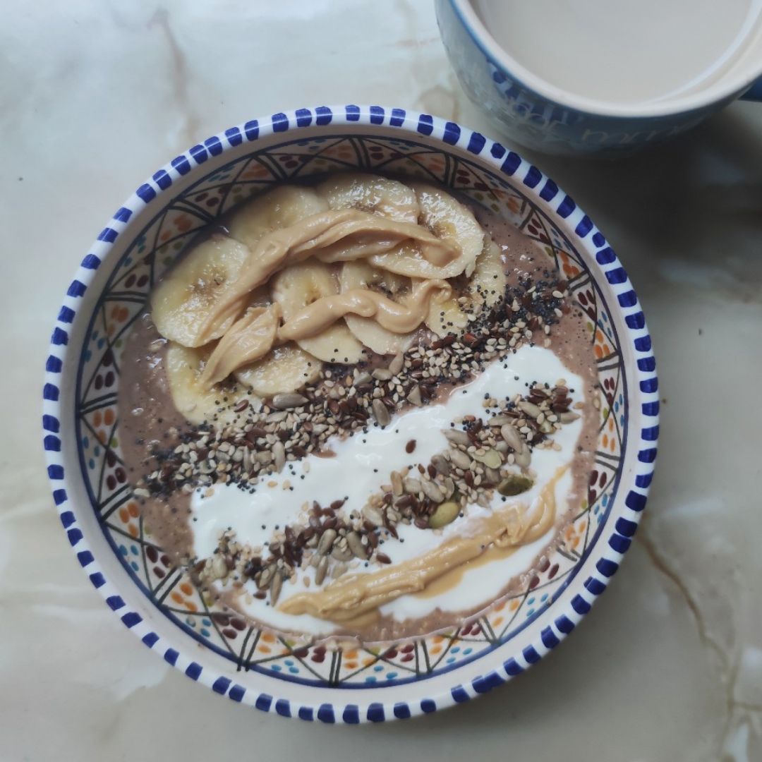 Overnight oats con plátano, semillas y yogur