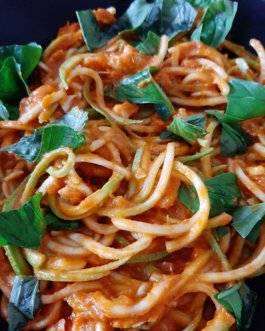 Espaguetis de calabacín con salsa de tomate casera Espaguetis de calabacín con salsa de tomate casera