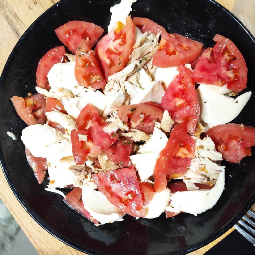 Ensalada de pollo tomate y motzarella