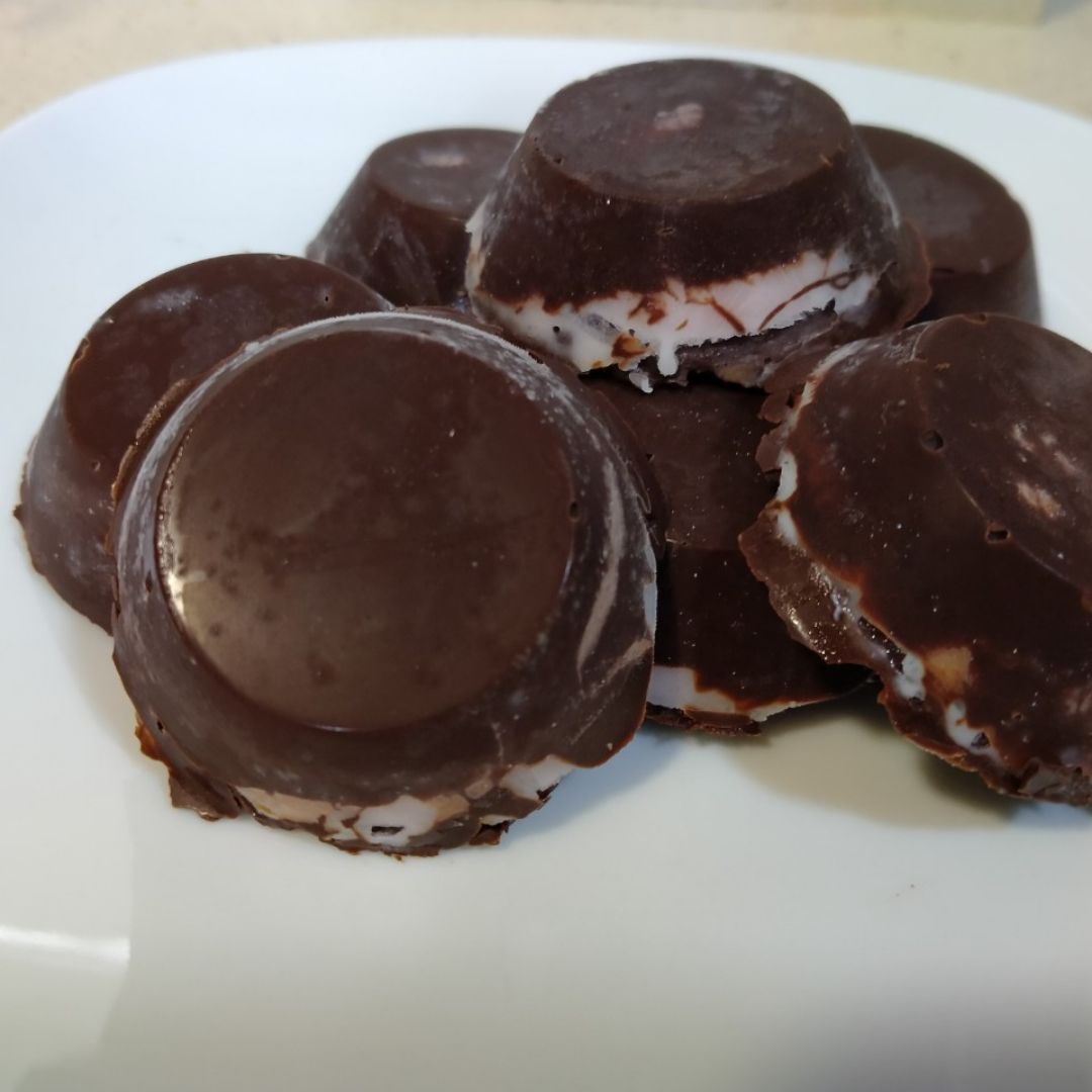 Helado de yogur y fresas con chocolate Helado de yogur y fresas con chocolate
