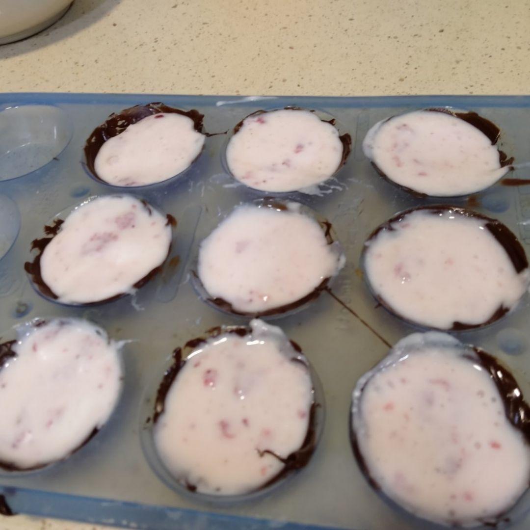 Helado de yogur y fresas con chocolate Paso 2 Helado de yogur y fresas con chocolate Paso 2