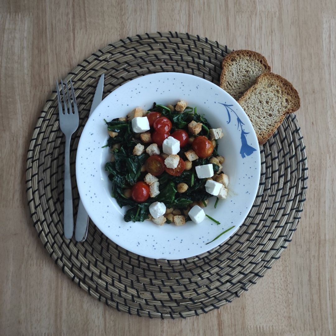 Espinacas con garbanzos, queso feta, tomates cherry y picatostes