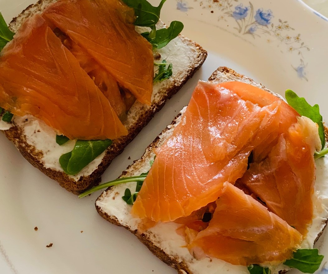 Tostadas con salmón ahumado, queso y rúcula Tostadas con salmón ahumado, queso y rúcula