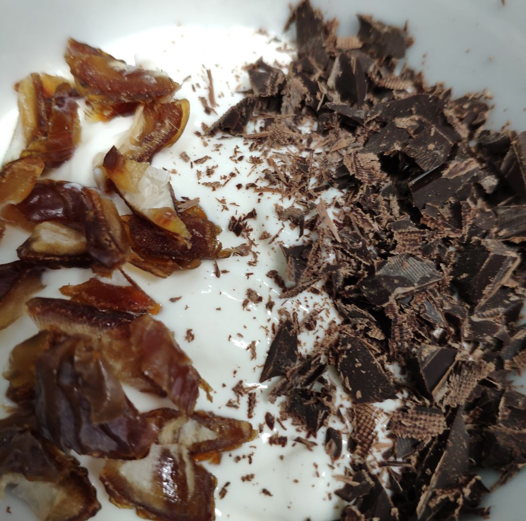 Yogurt con dátil y chocolate Yogurt con dátil y chocolate