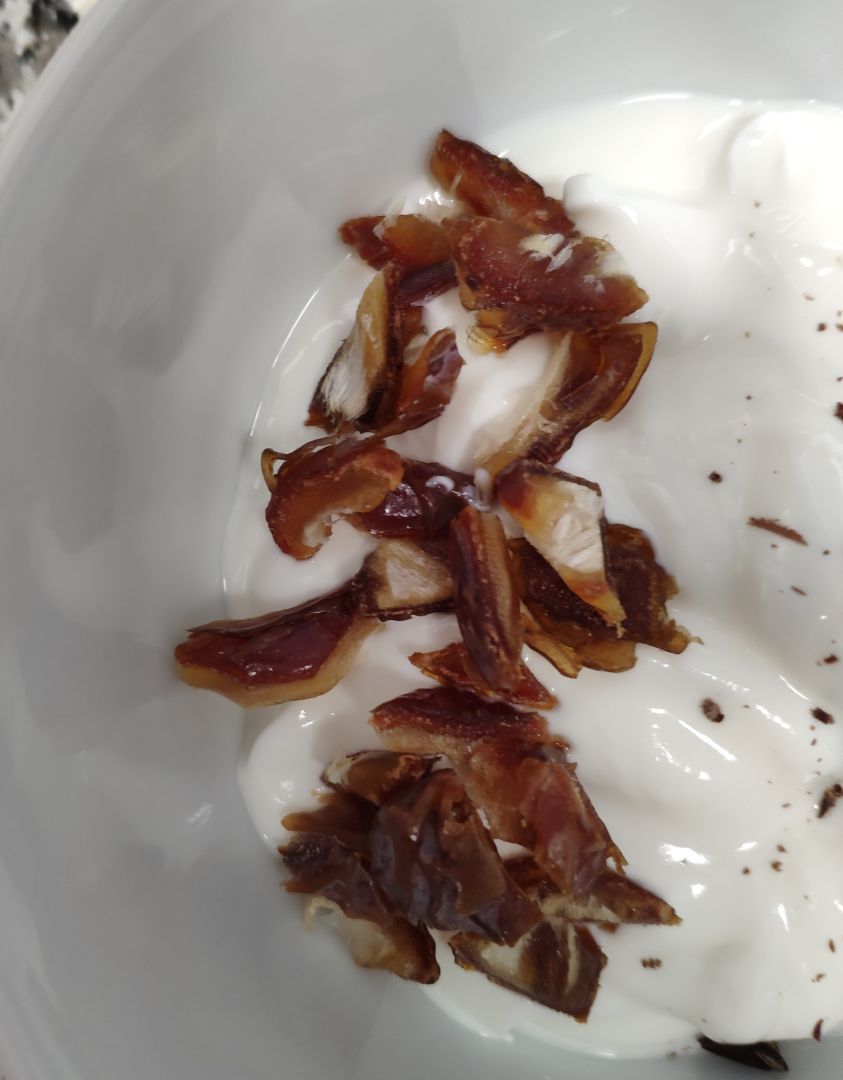 Yogurt con dátil y chocolate Paso 1 Yogurt con dátil y chocolate Paso 1