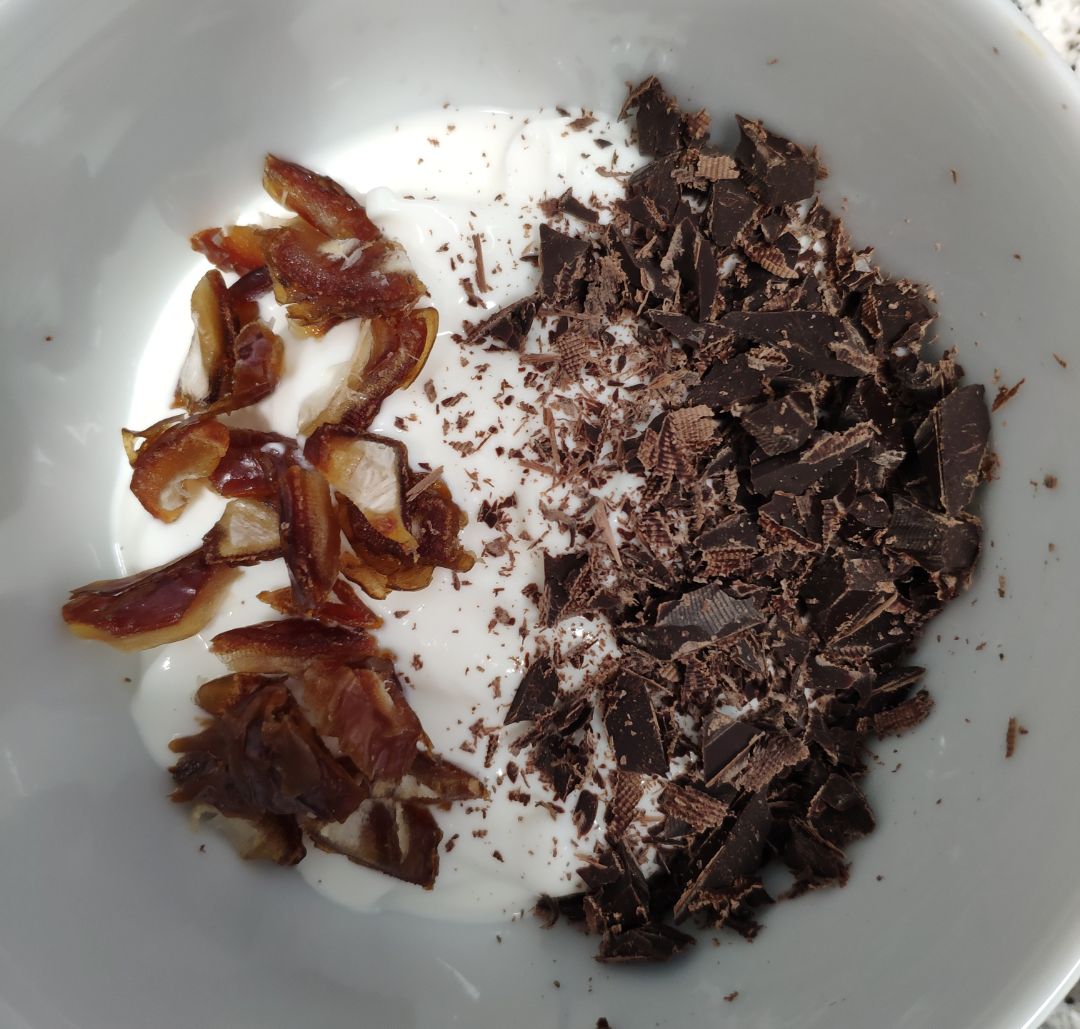 Yogurt con dátil y chocolate Paso 2 Yogurt con dátil y chocolate Paso 2