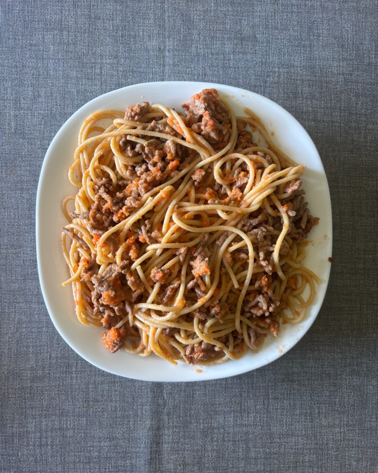 Macarrones integrales con carne picada y salsa de tomate natural