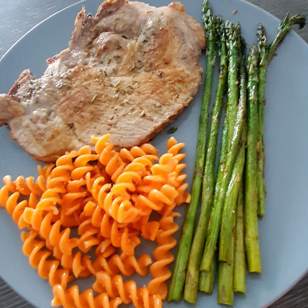 Filete con espárragos y pasta de lentejas Filete con espárragos y pasta de lentejas