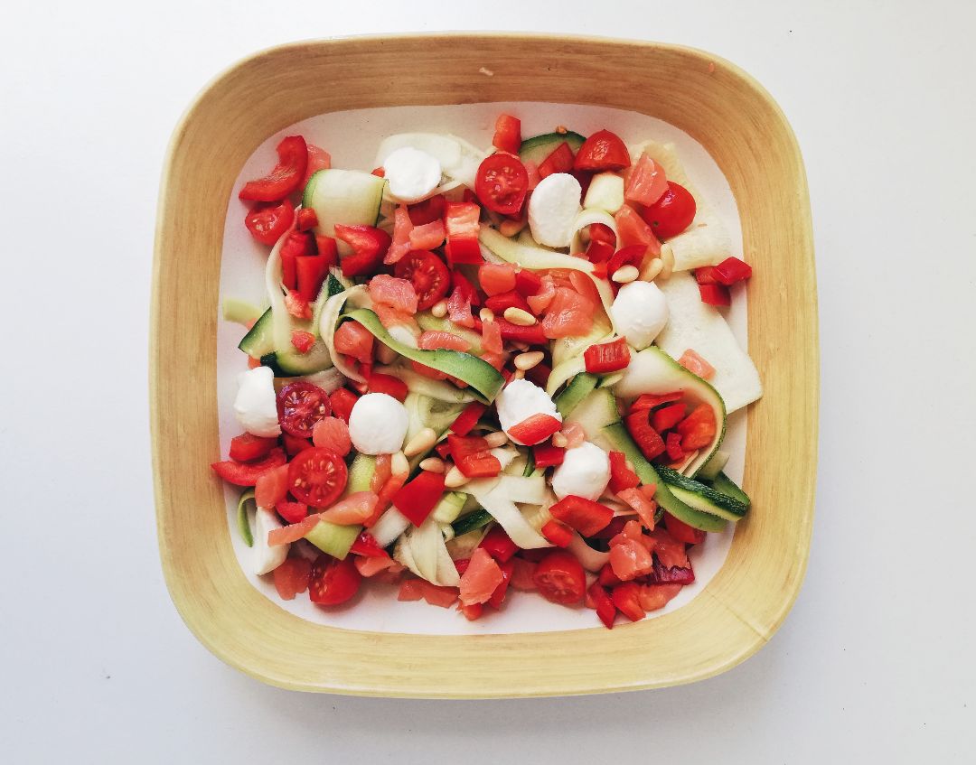 Carpaccio de calabacín con cherrys, mozzarella y salmón Carpaccio de calabacín con cherrys, mozzarella y salmón