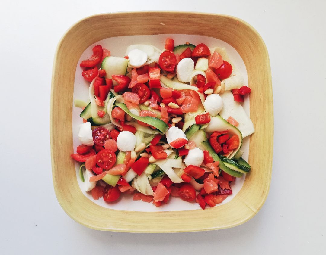 Carpaccio de calabacín con cherrys, mozzarella y salmón