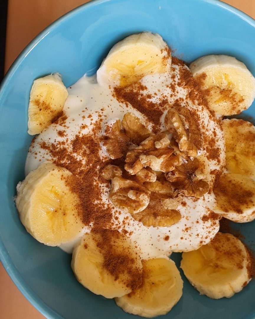 Yogur con plátano, nueces y canela. Yogur con plátano, nueces y canela.