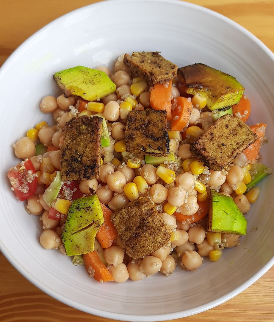 Ensalada de garbanzos y quinoa con tofu Ensalada de garbanzos y quinoa con tofu