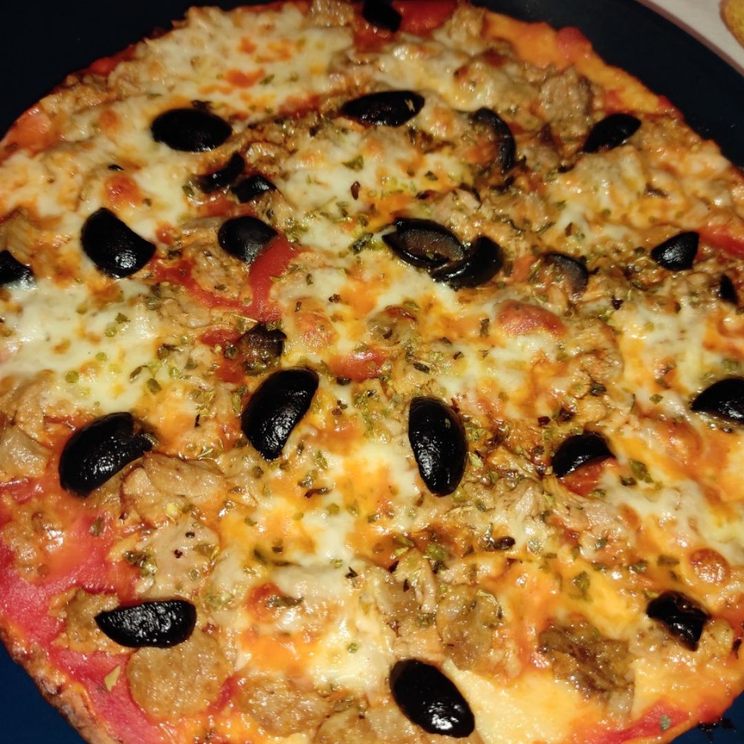 Fajipizza de atún y aceitunas negras