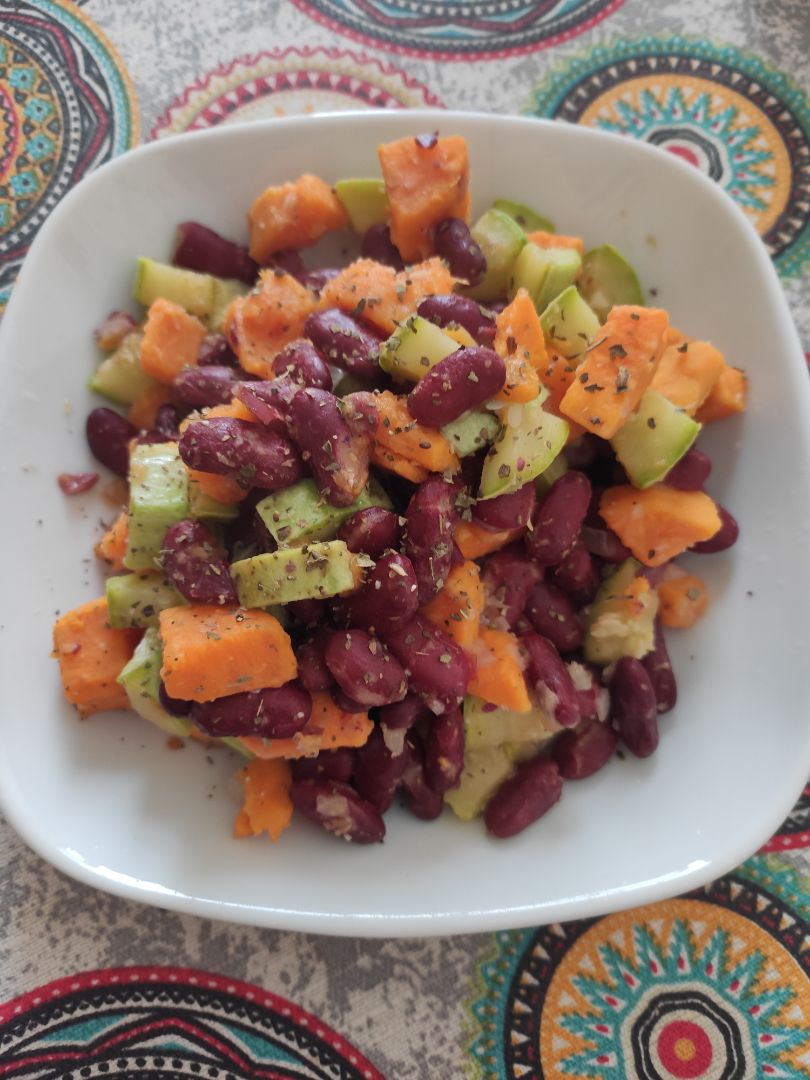 Ensalada de alubias rojas, calabacín y batata. Ensalada de alubias rojas, calabacín y batata.