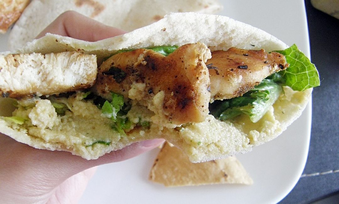 Pita con hummus y pollo Pita con hummus y pollo