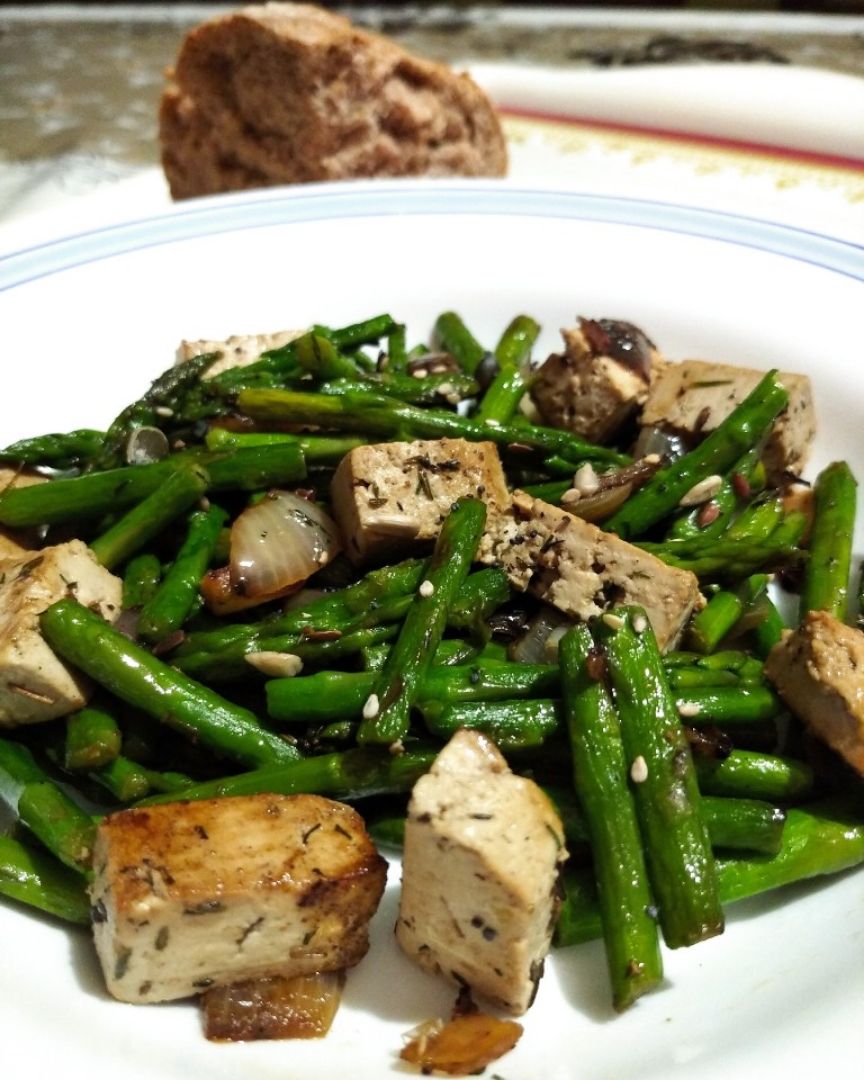 Espárragos verdes con tofu especiado Espárragos verdes con tofu especiado